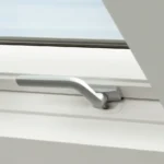 Fereastră VELUX GLU 0051B cu mâner jos, potrivită pentru spații cu parapet înalt