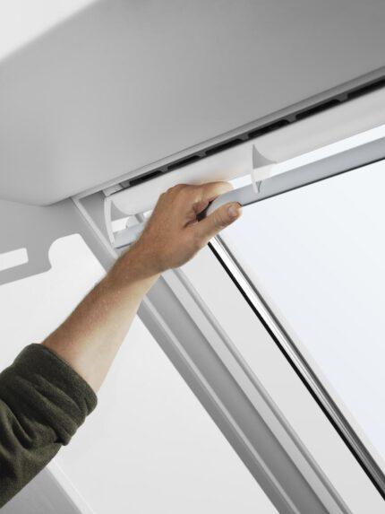 Imagine reprezentativă: VELUX GGU · Poliuretan alb · Deschidere de sus