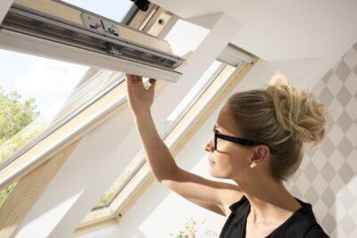 Fereastră de mansardă VELUX cu bară de operare în partea de sus