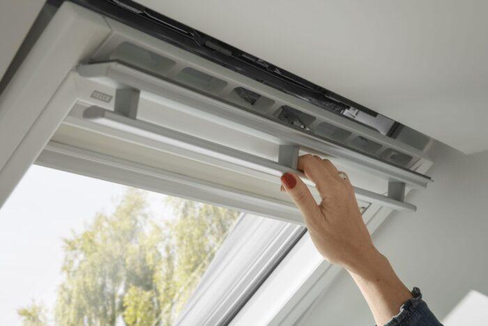 Fereastră de mansardă VELUX GLU – sticlă 85 – poliuretan alb - imagine 3