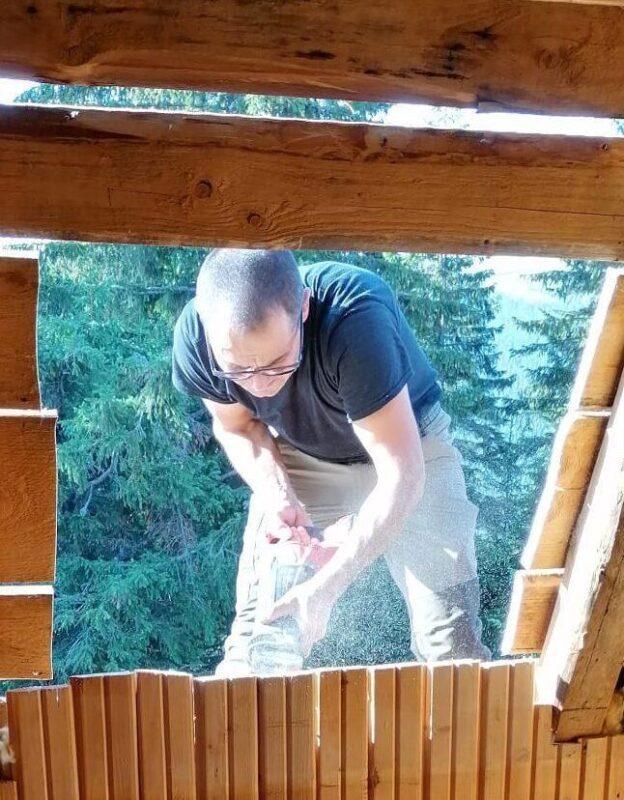 Lucru la golul ferestrei, văzut din interiorul unei mansarde cu structură din lemn
