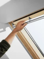 Fereastră de mansardă VELUX GGL cu operare de sus și finisaj din lemn lăcuit transparent