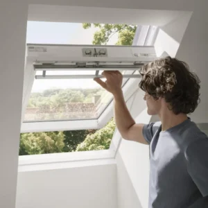 Fereastră de mansardă Velux GLU 0051 cu mâner sus și finisaj din poliuretan, potrivită pentru încăperi umede