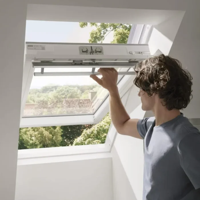 Fereastră de mansardă Velux GLU 0051 cu mâner sus și finisaj din poliuretan, potrivită pentru încăperi umede