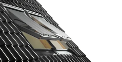 Rulou exterior VELUX MHL montat pe fereastră de mansardă, acționat manual cu cârlig