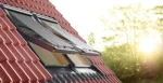Două rulouri exterioare VELUX MHL montate pe ferestre de mansardă, cu acționare manuală, pe acoperiș din țiglă roșie