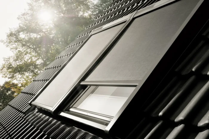 Rulou exterior VELUX MSL montat pe fereastră de mansardă, cu material textil tip plasă și panou solar integrat