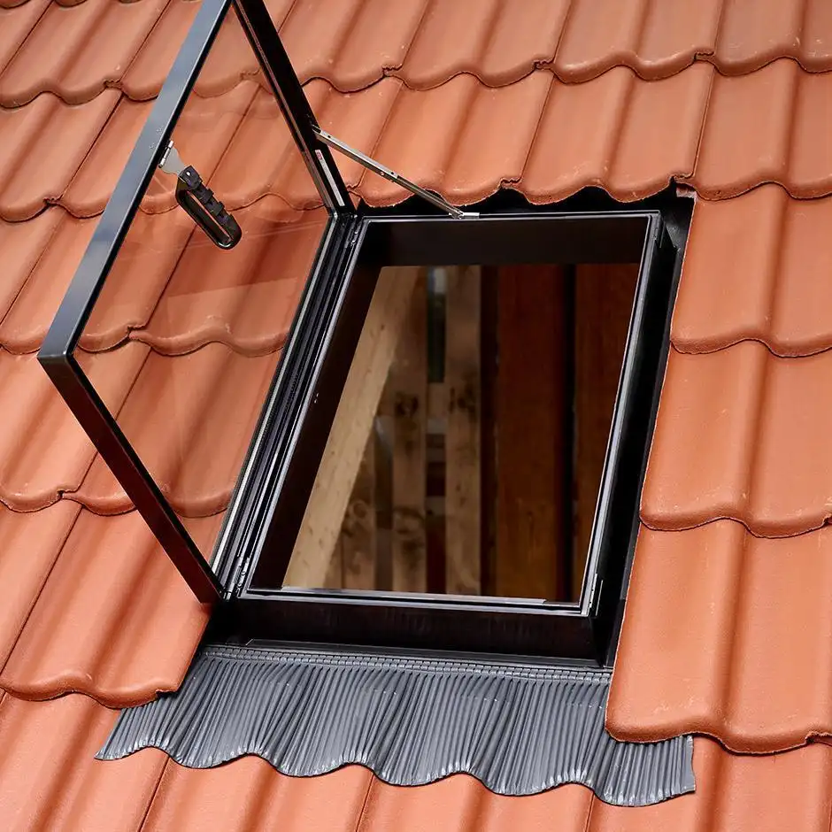 VELUX-GVT-–-fereastra-de-acces-pe-acoperis Fereastră de acces pe acoperiș VELUX GVT deschisă, montată pe acoperiș cu țiglă ceramică