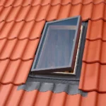 Fereastră de acces pe acoperiș VELUX VLT 1000 montată pe țiglă ceramică cu rama de etanșare inclusa