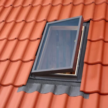 Fereastră de acces pe acoperiș VELUX VLT 1000 montată pe țiglă ceramică cu rama de etanșare inclusa
