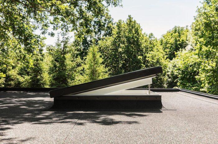 Fereastră VELUX pentru acoperiș terasă CVU – sticlă curbată sau plată - imagine 3