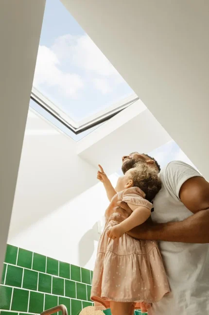 Fereastră Velux cu geam plat pentru acoperiș tip terasă, oferind lumină naturală în interior
