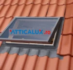 Fereastră de acces pe acoperiș VELUX VLT montată pe țiglă ceramică, cu siglă ATTICALUX.ro