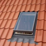 Fereastră de acces pe acoperiș montată pe țiglă ceramică – model VELUX VLT 034