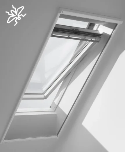 Plasă împotriva insectelor montată la interior pe fereastră de mansardă Velux