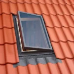 Fereastră de acces pe acoperiș Velux VLT 1000 montată pe învelitoare din țiglă ceramică