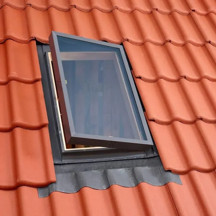 Fereastră de acces pe acoperiș Velux VLT 1000 montată pe învelitoare din țiglă ceramică