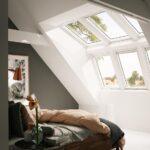 Dormitor elegant cu lucarnă VELUX și lumină naturală abundentă