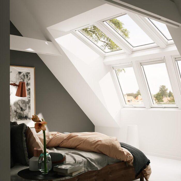 Dormitor elegant cu lucarnă VELUX și lumină naturală abundentă