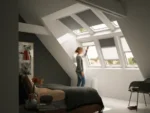 Lucarnă VELUX 3x2 cu rulouri interioare în dormitor amenajat