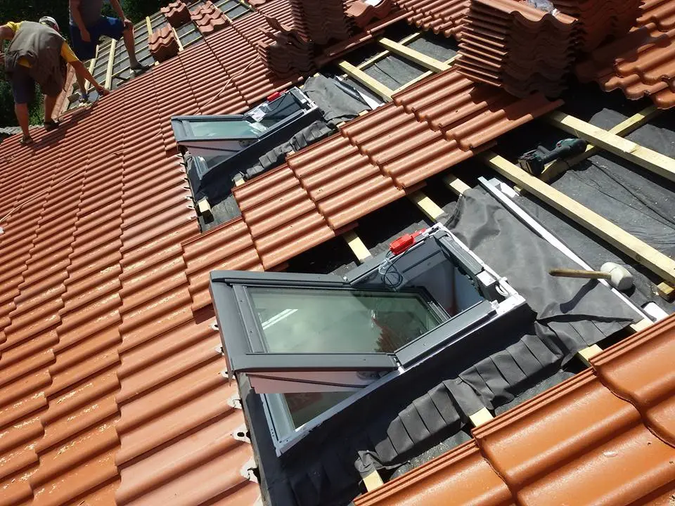 Montaj fereastră de mansardă VELUX pe acoperiș cu țiglă beton – exemplu de execuție corectă.