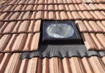 Tunel solar VELUX instalat pe acoperiș cu învelitoare ceramică – vedere de aproape cu rama de etanșare.