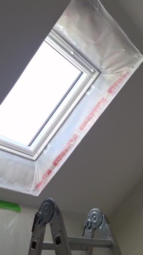 Folie VELUX în jurul ferestrei, înainte de montarea finisajului interior