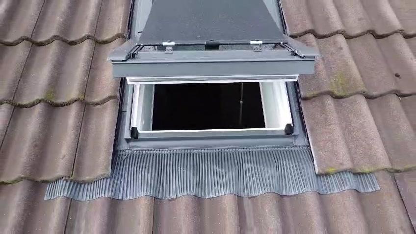 Fereastra VELUX, cu rama EDW și țiglele reașezate în jurul ei.