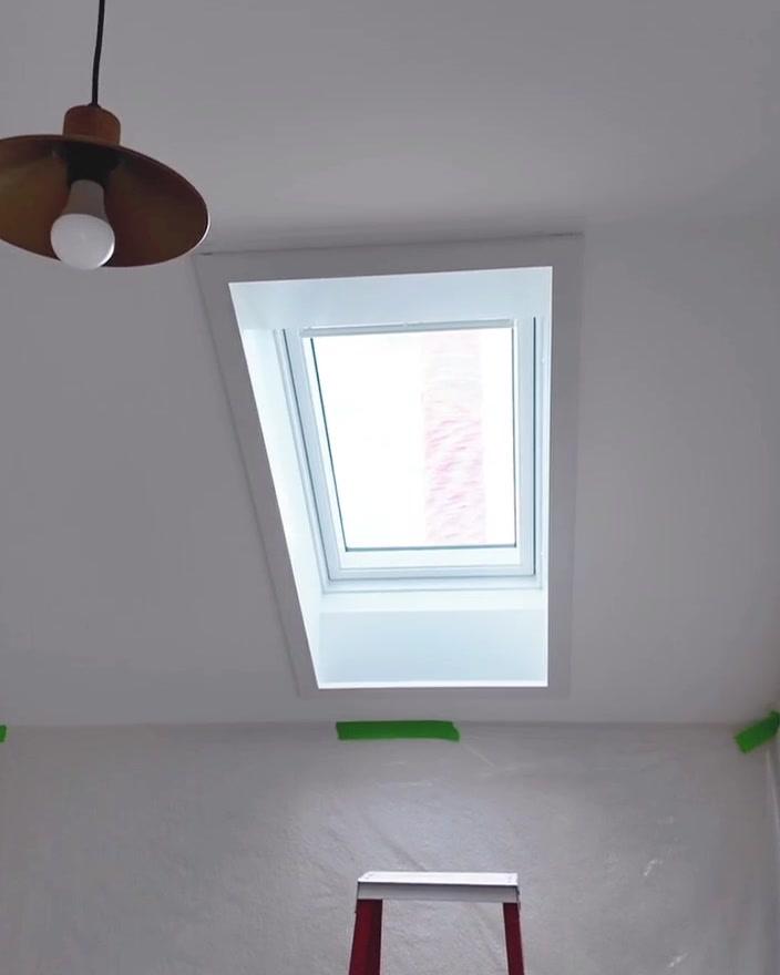 Fereastra VELUX după montaj, cu finisaj interior alb LSB.