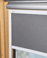 Detaliu al șinelor laterale pentru ruloul opac VELUX DKL