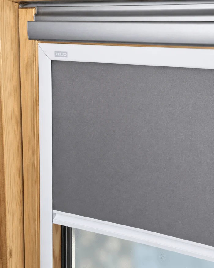Detaliu al șinelor laterale pentru ruloul opac VELUX DKL